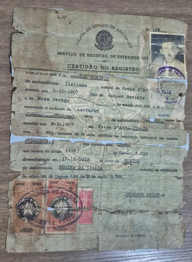 Documento histórico de registro de estrangeiro da família Bosísio, imigrantes italianos que ajudaram a construir a tradição cafeeira da família no Brasil.