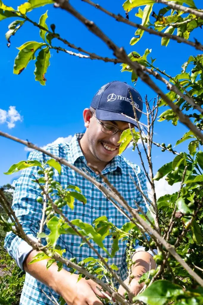 Ícaro Bosísio acompanhando o cultivo de café em lavoura familiar no interior paulista.